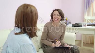 两名妇女在心理咨询办公室。